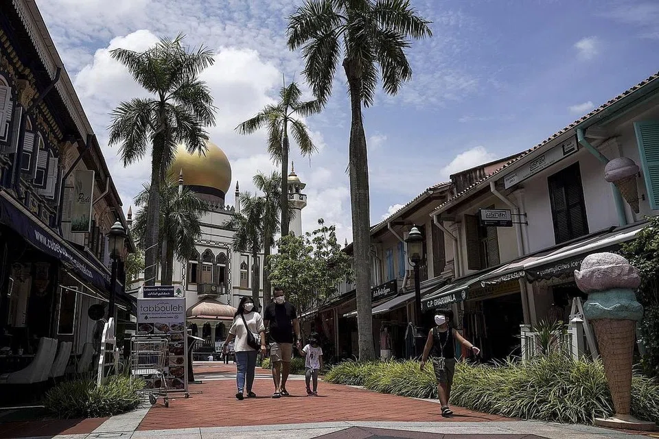 HARGAI WARISAN: Orang ramai boleh menggunakan baucar SingapoRediscovers bagi pelbagai lawatan ke tapak bersejarah termasuk ke kawasan Kampong Glam. - Foto fail