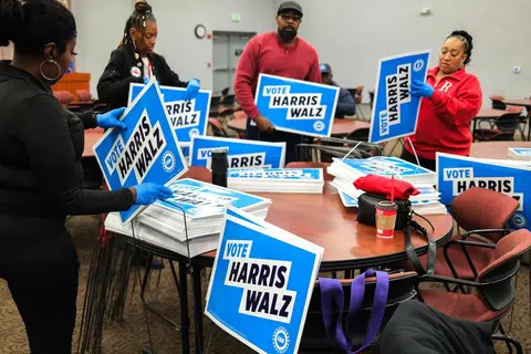 Anggota Kesatuan Pekerja Automobil (UAW) bersiap sedia dalam kempen untuk menyokong Naib Presiden Amerika Syarikat yang juga calon presiden Demokrat, Cik Kamala Harris, di ibu pejabat UAW Wilayah 1 di Warren, Michigan, pada 16 Oktober.