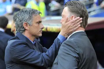 Jose Mourinho (kiri) bersama Louis van Gaal semasa masing-masing menjadi jurulatih Inter Milan dan Bayern Munich, sebelum pertemuan dua pasukan itu dalam perlawanan peringkat akhir Liga Juara-Juara Eropah 2010. Gambar ACTION IMAGES 