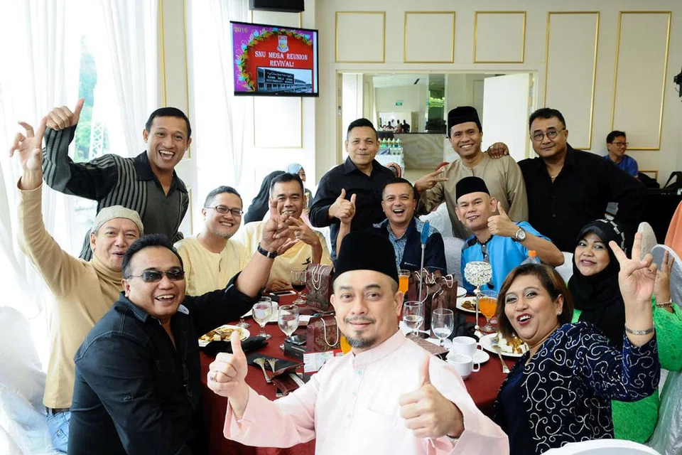 CERIA: Suasana meriah dan penuh kemesraan di sekitar majlis. Ada juga segelintir yang baru bertemu semula setelah hampir 30 tahun meninggalkan bangku sekolah. - Foto ihsan bekas pelajar SANG NILA UTAMA 