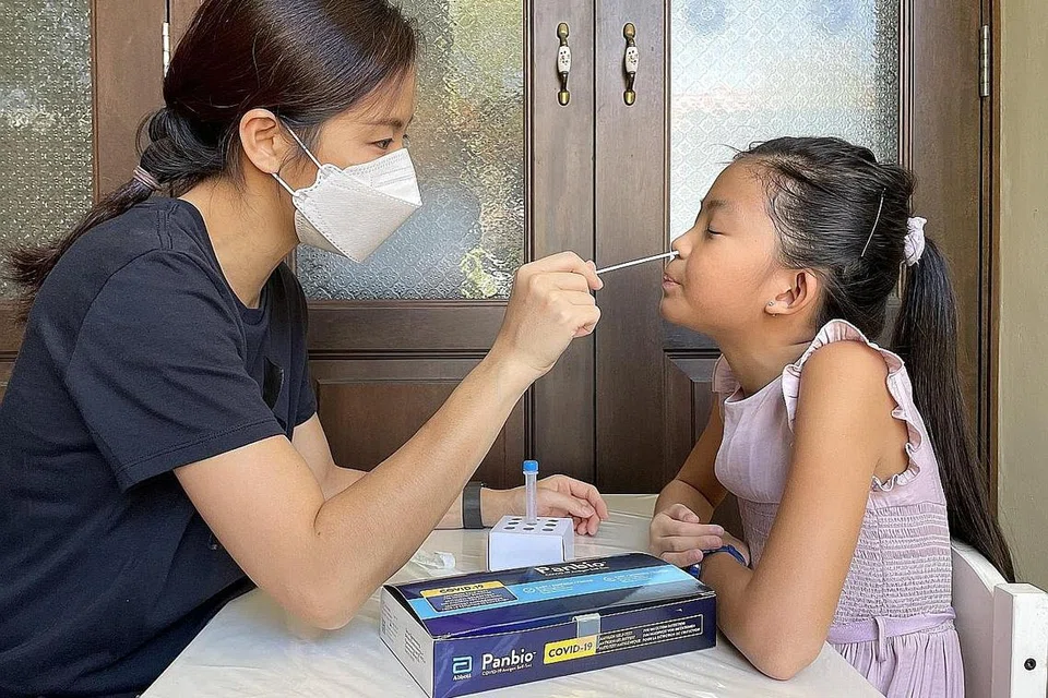 KE ARAH ENDEMIK: Pengujian kendiri kini merupakan salah satu strategi utama Singapura dalam menjadi sebuah negara yang berdaya tahan Covid-19. Kakitangan di tapak kerja dan murid sekolah adalah antara golongan yang perlu mengambil ujian swab kendiri menggunakan kit ART. - Foto BH oleh Alphonsus Chern