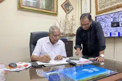 BERGANDING BAHU: Pengarah syarikat Har Yasin Restaurant Pte Ltd, Encik Mohamed Haneefa Iqbal (berdiri), bersama bapanya, Encik Mohamed Hanifa Abdul Hamid, pengerusi syarikat itu.