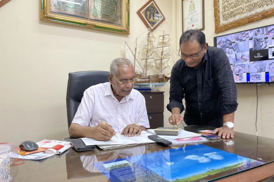BERGANDING BAHU: Pengarah syarikat Har Yasin Restaurant Pte Ltd, Encik Mohamed Haneefa Iqbal (berdiri), bersama bapanya, Encik Mohamed Hanifa Abdul Hamid, pengerusi syarikat itu.