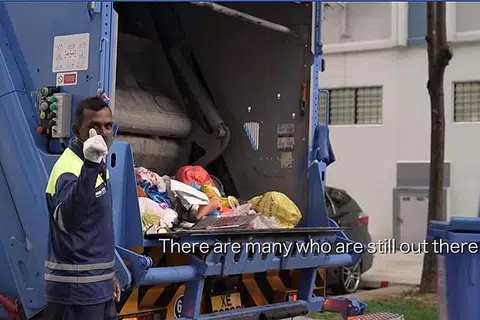 MELUAHKAN PENGHARGAAN: Video MEWR sempena Hari Pekerja memapar pekerja perkhidmatan penting bekerja keras di tengah-tengah pandemik Covid-19 dan tempoh pemutus litar. Mereka termasuk pekerja pembersihan, penjaja, pemungut sampah, pemeriksa kesihatan dan keselamatan awam, duta jarak selamat dan pegawai penguatkuasa. - Foto tangkap skrin video MEWR