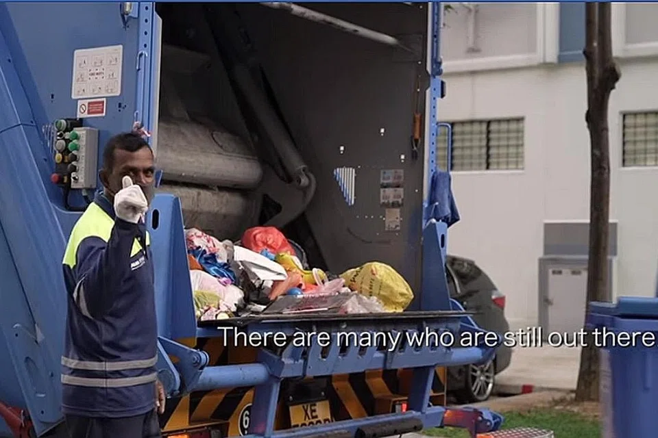 MELUAHKAN PENGHARGAAN: Video MEWR sempena Hari Pekerja memapar pekerja perkhidmatan penting bekerja keras di tengah-tengah pandemik Covid-19 dan tempoh pemutus litar. Mereka termasuk pekerja pembersihan, penjaja, pemungut sampah, pemeriksa kesihatan dan keselamatan awam, duta jarak selamat dan pegawai penguatkuasa. - Foto tangkap skrin video MEWR