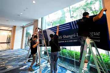 PERSIAPAN DIALOG: Beberapa pekerja sedang mengadakan persiapan sempena Dialog Shangri-La ke-19 di Hotel Shangri-La mulai hari ini hingga lusa. - Foto REUTERS