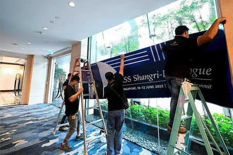 PERSIAPAN DIALOG: Beberapa pekerja sedang mengadakan persiapan sempena Dialog Shangri-La ke-19 di Hotel Shangri-La mulai hari ini hingga lusa. - Foto REUTERS