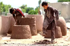 TERPAKSA BEKERJA: Tidak seperti kebanyakan kanak-kanak di dunia, seorang budak lelaki di Afghanistan tidak dapat ke sekolah kerana terpaksa bekerja membantu keluarga, setelah kematian bapanya semasa peperangan di negara itu.