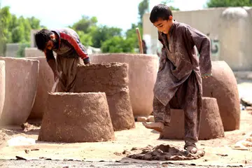 TERPAKSA BEKERJA: Tidak seperti kebanyakan kanak-kanak di dunia, seorang budak lelaki di Afghanistan tidak dapat ke sekolah kerana terpaksa bekerja membantu keluarga, setelah kematian bapanya semasa peperangan di negara itu.