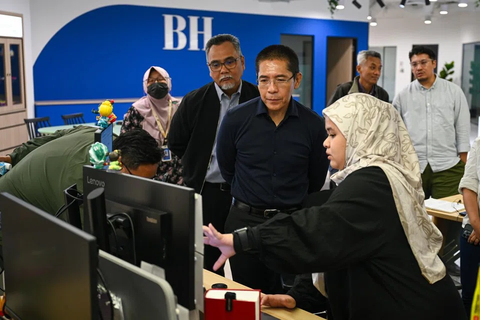 Wartawan Media Sosial, Cik Ameerah Sallehuddin (kanan) menerangkan tentang bagaimana beliau menyunting kandungan media sosial kepada Dr Mohamad Maliki Osman, Menteri di Pejabat Perdana Menteri yang juga Menteri Kedua (Ehwal Luar merangkap Pendidikan) (depan, dua dari kanan), sambil disaksikan oleh Editor Berita Harian, Encik Nazry Mokhtar, (depan, tiga dari kanan), semasa lawatan Dr Maliki ke Bilik Berita Harian pada 16 Julai. 