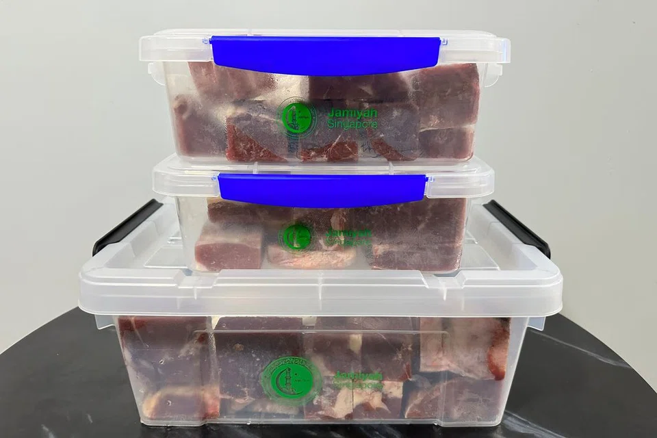 KOTAK DIISI KEMAS: Daging korban diisi dalam bekas yang utuh dan rapi.  