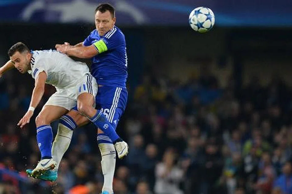 YAKIN NASIB SUDAH BERUBAH: Kapten Chelsea, John Terry (kanan), semasa menentang Dynamo Kiev, yakin nasib Chelsea berubah tepat pada masanya. - Foto AFP