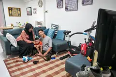 Encik Muhammad Afiq Aman (kanan) bersama isteri, Cik Sofia Jizman dan anak mereka, Arash Iman Muhammad Afiq di flat yang disediakan di bawah Skim Perumahan Sementara Keibubapaan (PPHS) di Boon Lay sementara menunggu flat Bina Ikut Tempahan (BTO) mereka di kawasan Kovan.