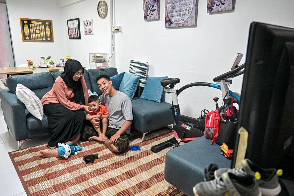 Encik Muhammad Afiq Aman (kanan) bersama isteri, Cik Sofia Jizman dan anak mereka, Arash Iman Muhammad Afiq di flat yang disediakan di bawah Skim Perumahan Sementara Keibubapaan (PPHS) di Boon Lay sementara menunggu flat Bina Ikut Tempahan (BTO) mereka di kawasan Kovan.