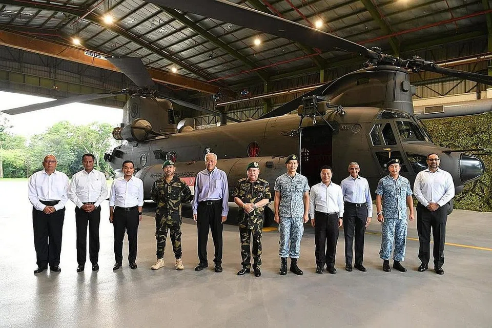 LAWAT PANGKALAN UDARA: Sultan Ibrahim (tengah) dan Tunku Mahkota Johor, Mejar Jeneral Tunku Ismail Sultan Ibrahim (empat dari kiri), melawat Pangkalan Udara Sembawang dan menaiki Helikopter Angkat Berat CH-47F. Lawatan mereka dihos oleh Menteri Pertahanan, Dr Ng Eng Hen (di kanan Sultan Ibrahim). - Foto FACEBOOK/ DESMOND LEE 