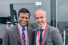 SERAH JAWATAN: Encik Barathan Pasupathi (kiri) akan berundur sebagai Ketua Pegawai Eksekutif (CEO) Jetstar Asia pada 1 Mac. Eksekutif kanan syarikat Qantas, Encik John Simeone, akan mengambil alih sebagai ketua syarikat penerbangan itu.