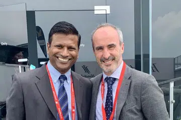 SERAH JAWATAN: Encik Barathan Pasupathi (kiri) akan berundur sebagai Ketua Pegawai Eksekutif (CEO) Jetstar Asia pada 1 Mac. Eksekutif kanan syarikat Qantas, Encik John Simeone, akan mengambil alih sebagai ketua syarikat penerbangan itu.