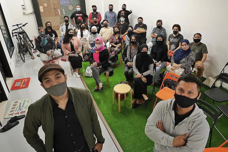 AMANAH SOSIAL TIDAK DILUPA: Dalam usahawan seni seperti Encik Muhammad Khairul Ilham (paling kiri) dan Encik Khaizuran Ahmad bangkitkan niaga dalam bidang hiburan kembali, beliau tidak lupa dengan insiatif membantu golongan memerlukan. Satu konsert amal digital #WishForRayyan akan dijayakan artis Singapura (di belakang) pada 12 Februari ini bagi mengumpul dana buat pesakit atrofi otot spina, Rayyan Qush. - Foto BH oleh GAVIN FOO