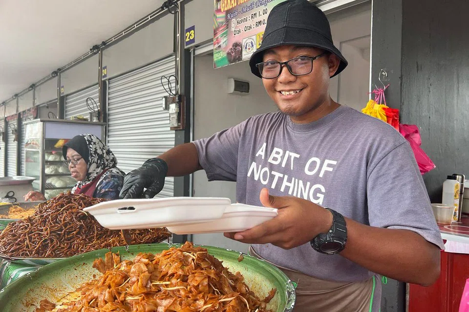 ENCIK NASRUL: Bekerja di gerai makanan orang tuanya yang terkenal bagi hidangan paru sambal dan pau. - Foto BH oleh ERVINA MOHD JAMIL