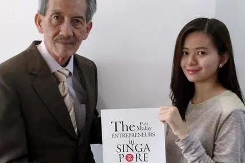 Encik Ibrahim Ariff bersama anaknya, Cik Andik Marina, dengan buku mereka -- The Past Malay Entrepreneurs in Singapore -- yang merakam semangat juang 50 ahli perniagaan Melayu Singapura. Gambar ihsan IBRAHIM ARIFF