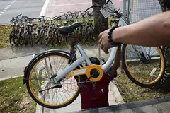 BERHENTI OPERASI: oBike menghentikan operasinya di sini secara tiba-tiba Jun lalu selepas beroperasi di sini selama sekitar 18 bulan.