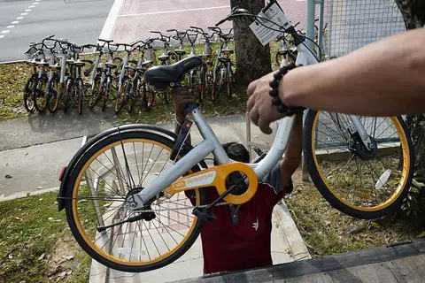 BERHENTI OPERASI: oBike menghentikan operasinya di sini secara tiba-tiba Jun lalu selepas beroperasi di sini selama sekitar 18 bulan.