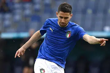 BUAT PERSIAPAN: Pemain Italy membuat persiapan untuk menentang Austria. (Atas) ialah tunggak kekuatan Italy, Jorginho. - Foto-foto EPA-EFE, Reuters.