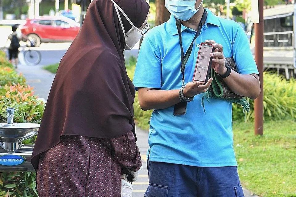 PERLU TUNJUKKAN BUKTI: Jemaah yang ingin berkunjung ke empat masjid di bawah satu projek perintis bagi membuka lebih banyak ruang solat perlu menunjukkan bukti sudah divaksin sepenuhnya atau ujian praacara Covid-19 yang dijalankan 24 jam sebelum kunjungan ke masjid. - Foto BH oleh MOHD KHALID BABA