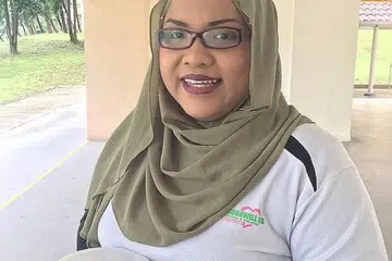 USAHA MURNI: Badan sukarela Project Goodwill Aid yang diasaskan Cik Siti Nurani Mohd Salim (atas) telah mendekati lebih 2,000 keluarga sejauh ini. - Foto ihsan SITI NURANI MOHD SALIM 