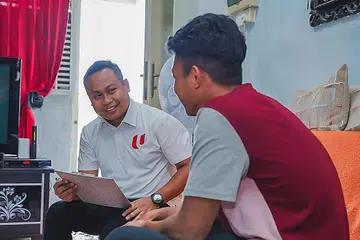 DAMPINGI PENCARI KERJA: Pemimpin kesatuan seperti Encik Ardi Amir dan Cik Shahna'z Harris pergi rumah ke rumah untuk mendampingi penduduk yang memerlukan bantuan dan nasihat pekerjaan. - Foto BM oleh NUR DIYANA TAHA
