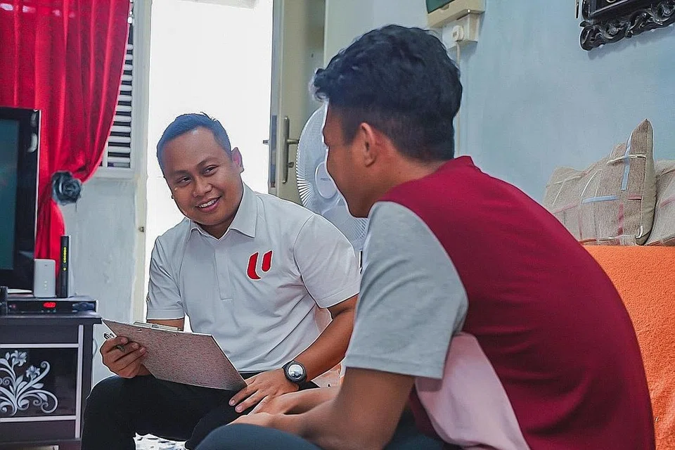 DAMPINGI PENCARI KERJA: Pemimpin kesatuan seperti Encik Ardi Amir dan Cik Shahna'z Harris pergi rumah ke rumah untuk mendampingi penduduk yang memerlukan bantuan dan nasihat pekerjaan. - Foto BM oleh NUR DIYANA TAHA