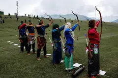 BERBUSANA TRADISIONAL: Enam pemanah yang mewakili Singapura mengenakan pakaian tradisional Melayu ketika beraksi di Sukan Nomadik Dunia, yang berlangsung dari 31 Ogos hingga 6 September.