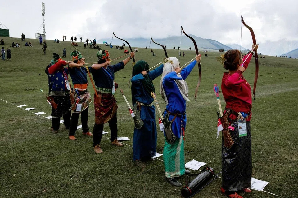 BERBUSANA TRADISIONAL: Enam pemanah yang mewakili Singapura mengenakan pakaian tradisional Melayu ketika beraksi di Sukan Nomadik Dunia, yang berlangsung dari 31 Ogos hingga 6 September.