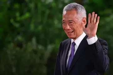 Menteri Kanan, Encik Lee Hsien Loong, melambai kepada hadirin dalam istiadat angkat sumpah di Istana pada 15 Mei.