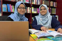 Pengurus di Jabatan Penyelidikan dan Pembangunan Darul Andalus, Cik Raudha Abdullah (kiri), dan Pengarah Eksekutif Darul Andalus, yang juga ahli Pasukan Petugas Transformasi Digital (DTT) Darul Andalus, Cik Khaafizah Md Hanif, memastikan kandungan buku teks, buku kerja dan wadah dalam talian e-pendidikan yang dihasilkan Darul Andalus sesuai dengan pelajar Singapura yang mengikuti kelas agama secara sambilan di pusat pengajian Islam Andalus dan Cordova.