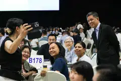 Menteri Pendidikan, Encik Chan Chun Sing, bersama hadirin di Seminar Pelan Kerja Sekolah (WPS) Kementerian Pendidikan (MOE) pada 18 September 2024.