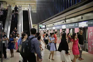 Para penumpang di stesen MRT Bukit Panjang di Laluan Downtown. Foto fail.