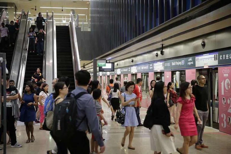 Para penumpang di stesen MRT Bukit Panjang di Laluan Downtown. Foto fail.