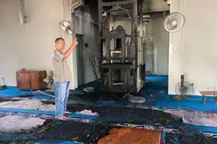 PERBUATAN TIDAK BERTANGGUNGJAWAB: Pengerusi Masjid Kampung Parit Simis di Seri Medan, Batu Pahat, Johor, Encik Mat Sunari Paiman, menunjukkan keadaan dalaman masjid yang rosak teruk akibat kebakaran disyaki angkara perbuatan khianat pada 14 Januari.