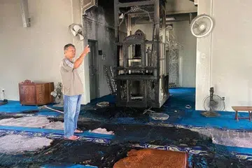 PERBUATAN TIDAK BERTANGGUNGJAWAB: Pengerusi Masjid Kampung Parit Simis di Seri Medan, Batu Pahat, Johor, Encik Mat Sunari Paiman, menunjukkan keadaan dalaman masjid yang rosak teruk akibat kebakaran disyaki angkara perbuatan khianat pada 14 Januari.