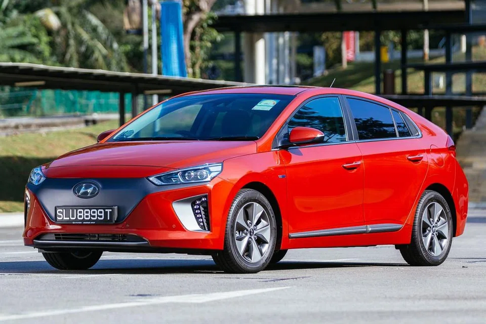 HYUNDAI IONIQ ELECTRIC: Dari segi kelakonan, Ioniq Electric boleh memecut daripada 0-100 km/sejam dalam masa 9.9 saat. Kelajuan maksmimumnya ialah 165 km/sejam. Kuasa torknya pula ialah 295 Nm pada 1,000 - 2,850 rpm. - Foto KOMOCO MOTORS