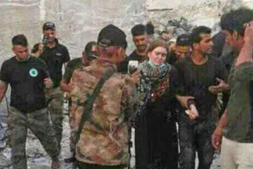 DITAHAN DI MOSUL: Seorang remaja Jerman ditahan bersama militan IS sewaktu operasi ketenteraan pemerintah Iraq baru-baru ini. Dia dipercayai berkhidmat untuk pasukan polis IS di Mosul. - Foto THE SUN