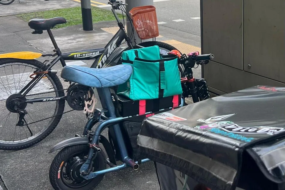 AMD Jason (tengah) diubah suai hingga boleh mencecah kelajuan hingga 120 kilometer sejam dan dapat bertahan lebih 10 jam tanpa perlu dicas semula.