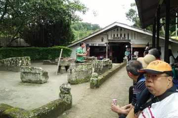 NEGERI DAN MENYERAMKAN: Para pelancong mendengar taklimat mengenai hukuman memengal kepala yang pernah dilaksanakan dalam zaman Batak kuno.