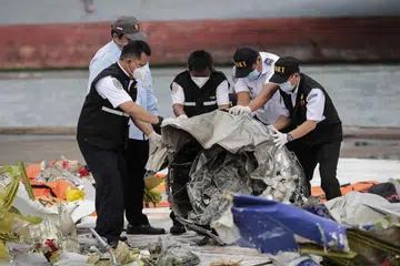 Siasatan dijalankan ke atas bangkai pesawat Sriwijaya Air yang terhempas bulan lalu. - Foto EPA-EFE