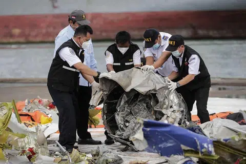 Siasatan dijalankan ke atas bangkai pesawat Sriwijaya Air yang terhempas bulan lalu. - Foto EPA-EFE