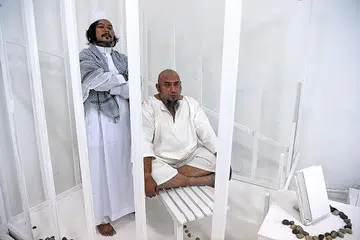 SELAMI JIWA MANUSIA: Dalam dua monolog berasingan bagi pementasan 'Bicara - The Monologue Series by Rafaat Haji Hamzah', Izzat Yusoff (kiri) dan Najib Soiman mengupas pelbagai tanda tanya tentang emosi manusia khususnya yang mencari jawapan pada soalan kehidupan mahupun yang bakal menjalani hukuman mati