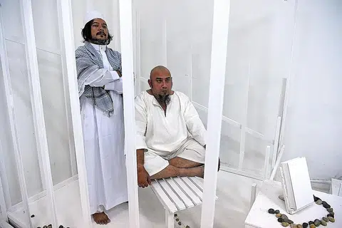 SELAMI JIWA MANUSIA: Dalam dua monolog berasingan bagi pementasan 'Bicara - The Monologue Series by Rafaat Haji Hamzah', Izzat Yusoff (kiri) dan Najib Soiman mengupas pelbagai tanda tanya tentang emosi manusia khususnya yang mencari jawapan pada soalan kehidupan mahupun yang bakal menjalani hukuman mati