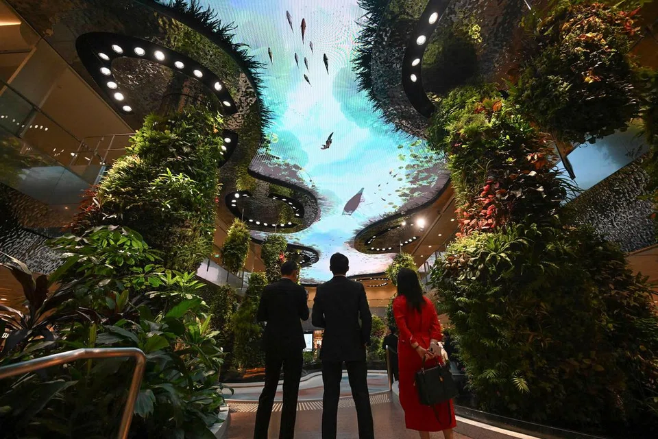 Taman di Terminal 2 Lapangan Terbang Changi dilengkapi dengan siling ‘langit’ digital yang meniru keadaan cuaca masa nyata di luar terminal.