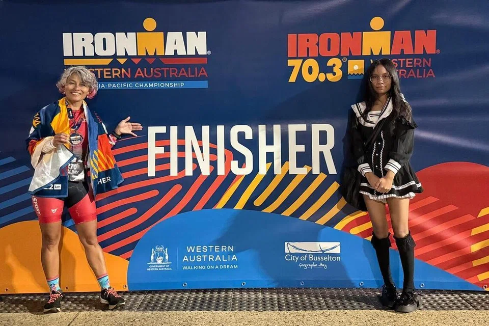 Cik Marliny Abdul Samad (kiri) bersama anak remajanya yang berusia 15 tahun, Maya Syams, juga merupakan sokongan utamanya dalam perjalanannya di Australia. 